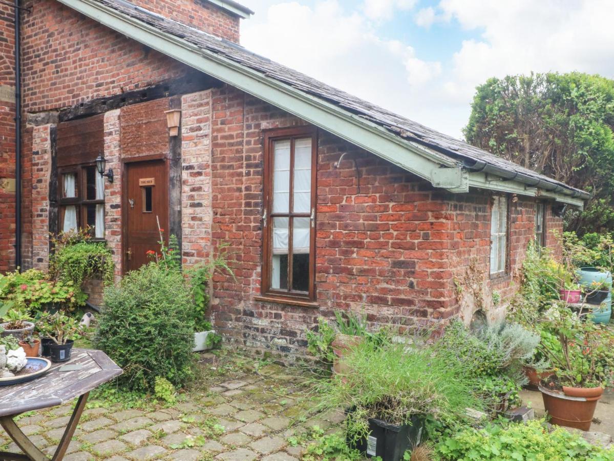 The Toolshed Villa Warrington Exterior photo